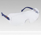 Lunettes de protection sans monture JSP de forme fortement rallongée en arrière-BOLLÉ, Degré de protection 5-UNIVET-SWISS ONE-Lunettes de protection JSP, de forme fortement rallongée en arrière-UNICO GRABER-Lunettes de protection ARTILUX- 3M PELTOR-BOLLÉ ultra-légères-UNIVET en polycarbonate incolore antibuée résistant aux rayures-Lunettes de protection 3M en polycarbonate incolore résistant aux rayures-UNICO-UNICO GRABER-HONEYWELL-SWISS ONE-ARTILUX